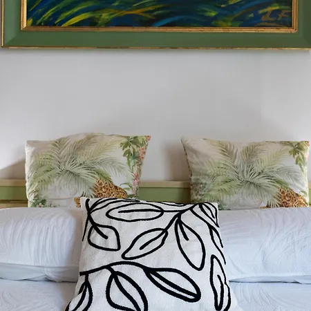 Bed & Breakfast Strange Uncle *