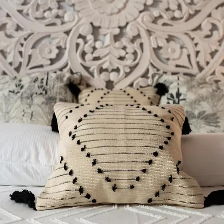 Bed & Breakfast Strange Uncle *