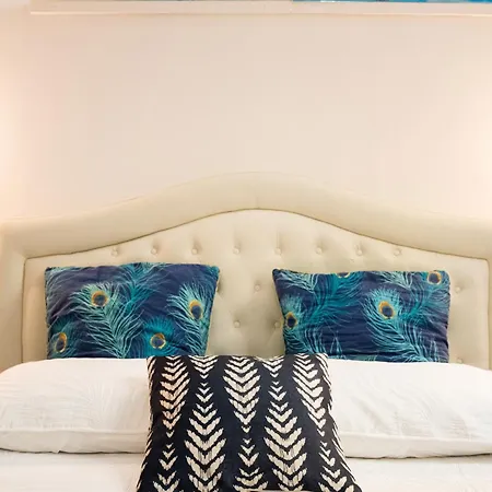 Strange Uncle Bed & Breakfast *