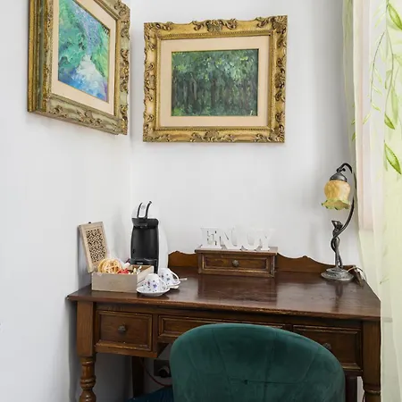 Bed & Breakfast Strange Uncle