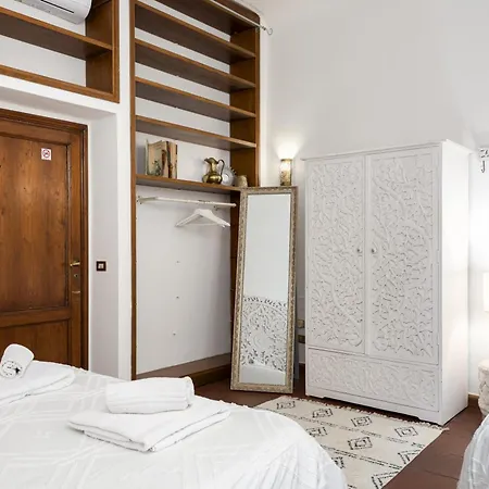 Strange Uncle Bed & Breakfast *