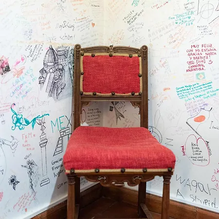 Bed & Breakfast Strange Uncle