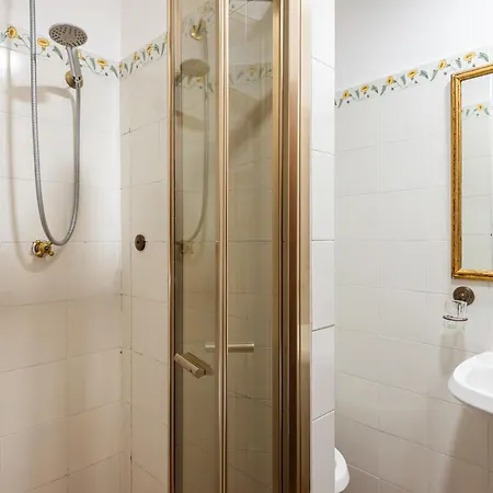 Alojamento de Acomodação e Pequeno-almoço Strange Uncle